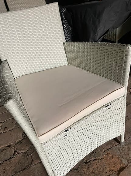 Utegrupp runt bord med glas 1400 mm och 6 vita stolar med dynor