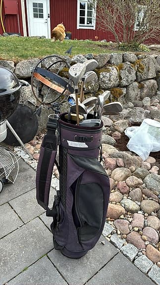 Golfbag och flertalet klubbor