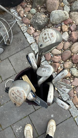 Golfbag och flertalet klubbor