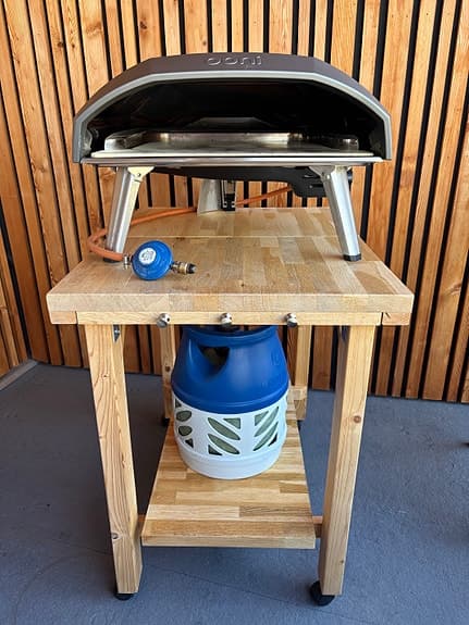 Ooni Koda 16 pizzaugn med gasolflaska och träbord
