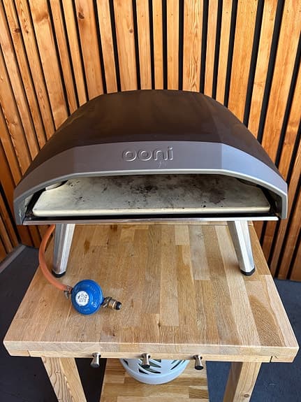 Ooni Koda 16 pizzaugn med gasolflaska och träbord