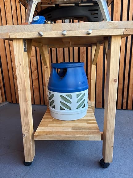 Ooni Koda 16 pizzaugn med gasolflaska och träbord