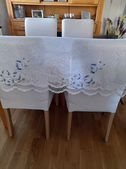 Vit gardinlängd med blommönster