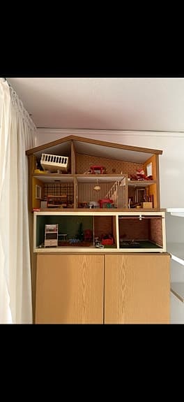 Dockskåp Lundby i trä med flera rum, från 70-talet