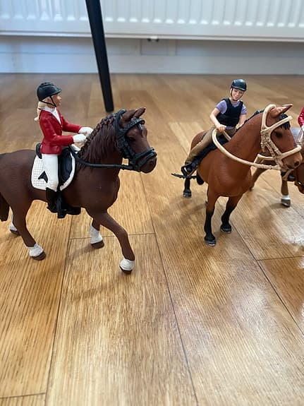 Schleich hästfigurer med ryttare och hinder