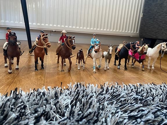 Schleich hästfigurer med ryttare och hinder