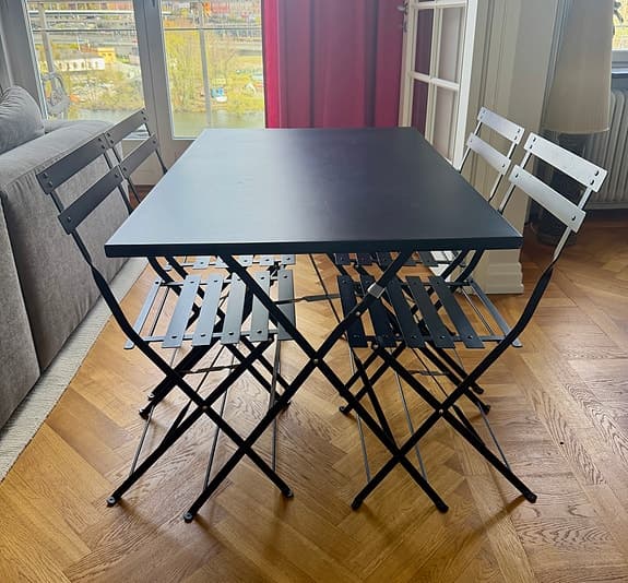 Svart fällbart bord med 4 stolar / caféset