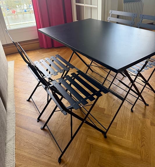 Svart fällbart bord med 4 stolar / caféset