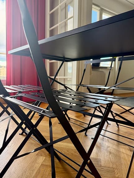 Svart fällbart bord med 4 stolar / caféset