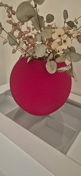 Sfärisk röd vas