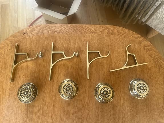 Lindhs gardinstångshållare och ändknoppar i mässing