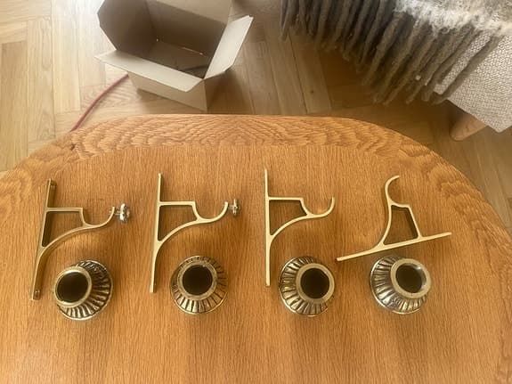 Lindhs gardinstångshållare och ändknoppar i mässing