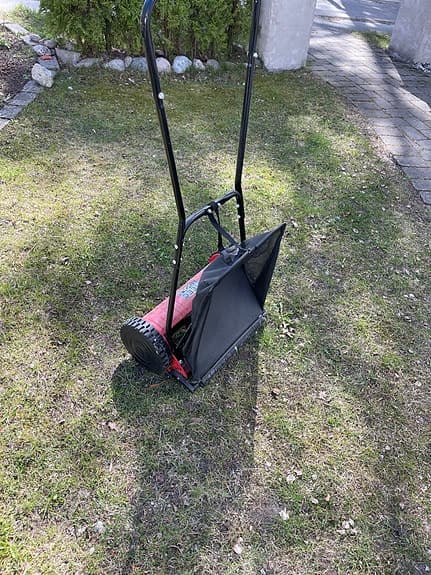 Handdriven gräsklippare med uppsamlare