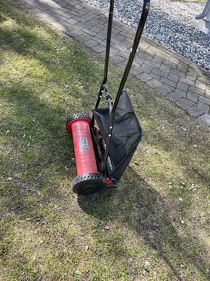 Handdriven gräsklippare med uppsamlare