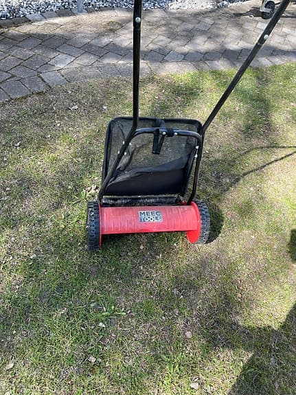 Handdriven gräsklippare med uppsamlare