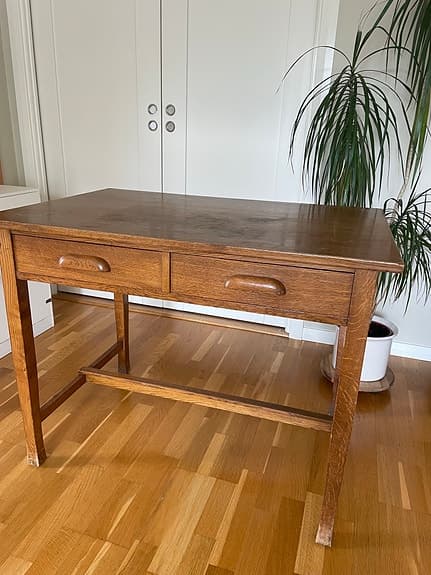 Skrivbord i ek med lådor