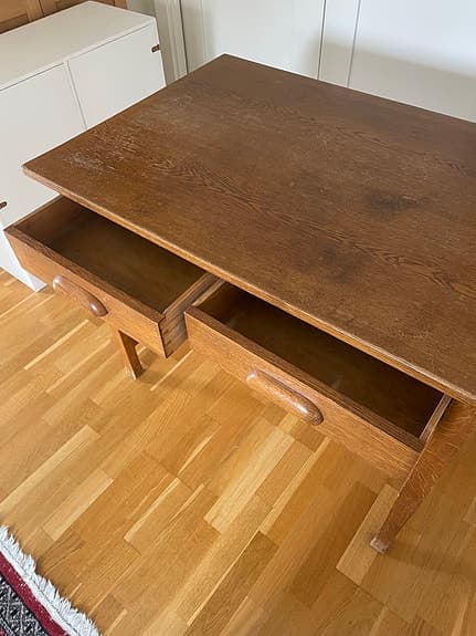 Skrivbord i ek med lådor