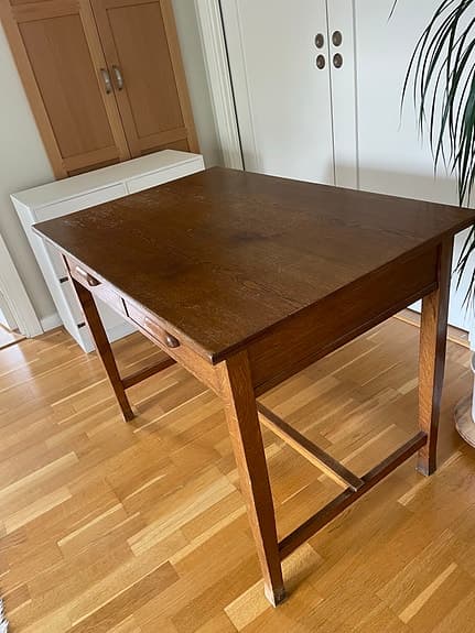 Skrivbord i ek med lådor