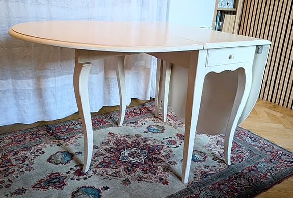 Vitmålat klaffbord i trä, med lådor