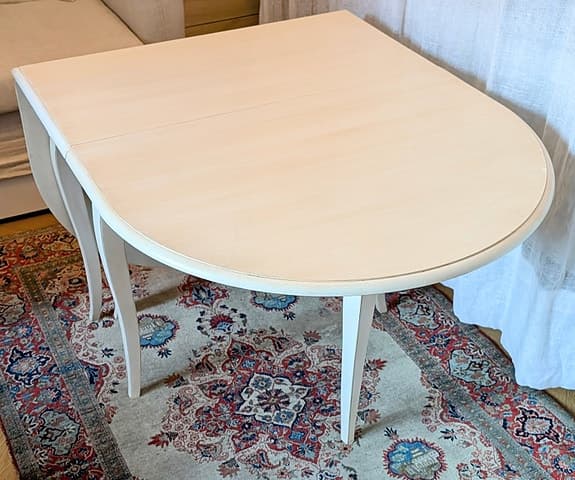Vitmålat klaffbord i trä, med lådor