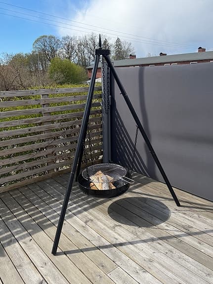 Eldfat och grill på tre ben med hängande grillgaller svart