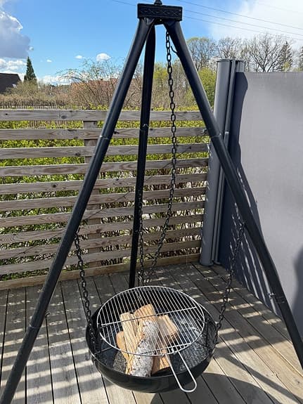 Eldfat och grill på tre ben med hängande grillgaller svart