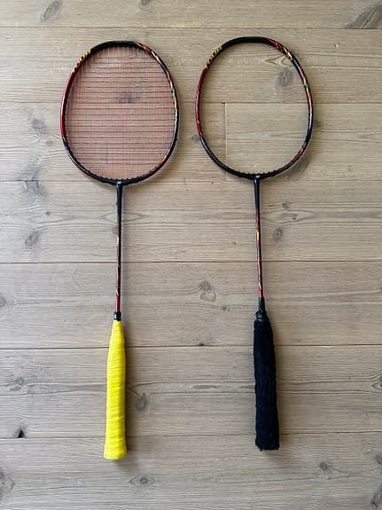 Två stycken Yonex Astrox 99 tour badminton racketar