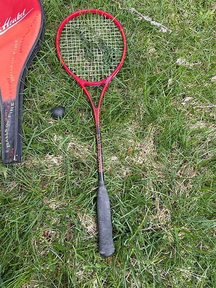 A. Henkel Balls of Fire squash racket röd i kolfiber