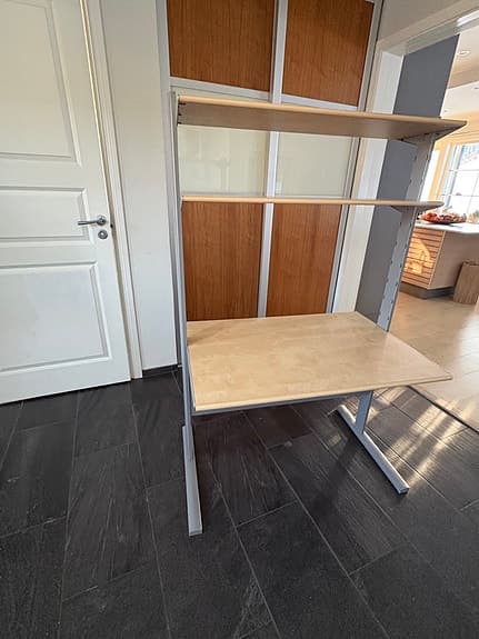 Skrivbord med hyllor