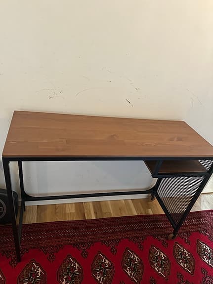 IKEA skrivbord med hylla metallstativ