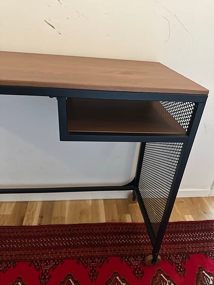 IKEA skrivbord med hylla metallstativ