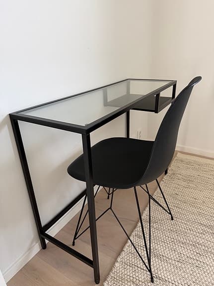 IKEA Svart skrivbord i stål med glasskiva