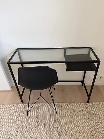 IKEA Svart skrivbord i stål med glasskiva