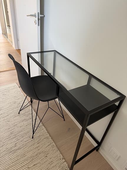 IKEA Svart skrivbord i stål med glasskiva