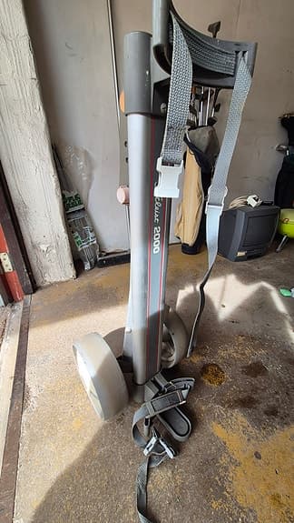 Väldigt gamla golfklubbor och bag.