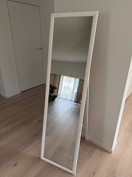 Spegel med stativ med vit träram