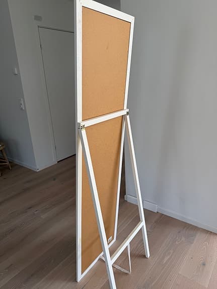 Spegel med stativ med vit träram