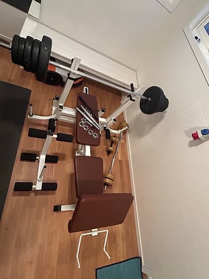Klarfit träningsbänk med skivstång och vikter
