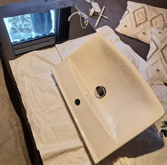 Ifö handfatt, Ambilight spegel och ledramp