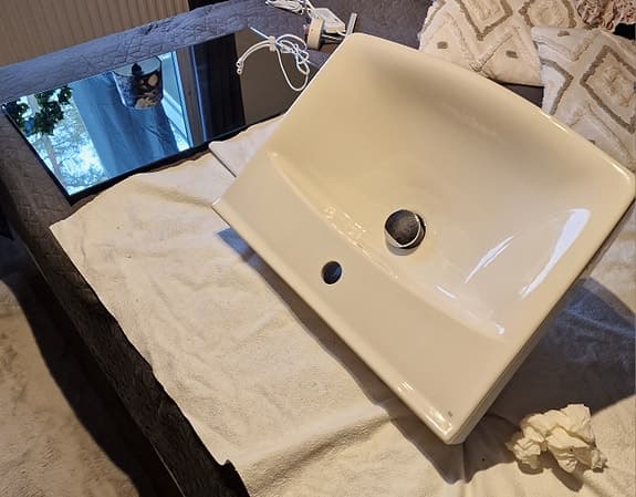 Ifö handfatt, Ambilight spegel och ledramp