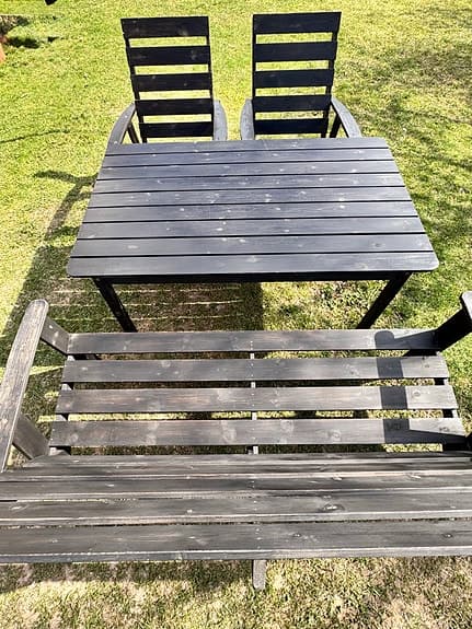 Svart trädgårdsgrupp med bord, bänk och två stolar