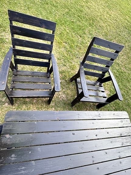 Svart trädgårdsgrupp med bord, bänk och två stolar