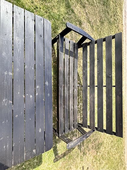 Svart trädgårdsgrupp med bord, bänk och två stolar