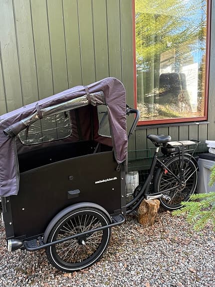 Ny välrustad el-lådcykel med bänkar och fyra säkerhetsbälten