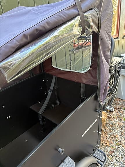 Ny välrustad el-lådcykel med bänkar och fyra säkerhetsbälten