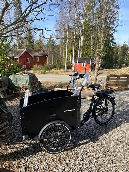 Ny välrustad el-lådcykel med bänkar och fyra säkerhetsbälten