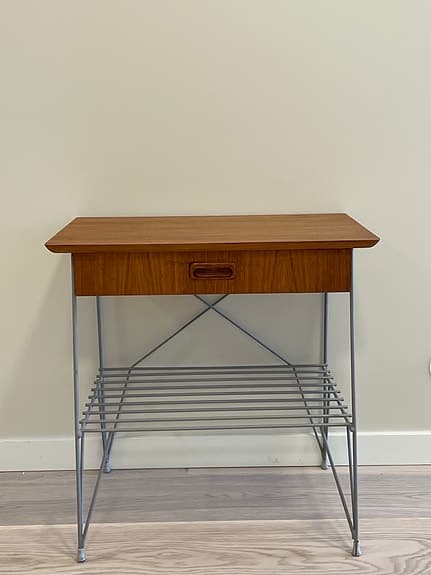 String sängbord i teak