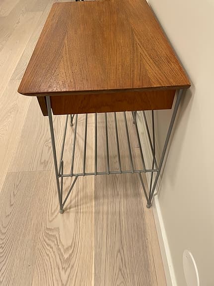 String sängbord i teak