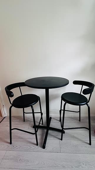 Barbord och två stolar