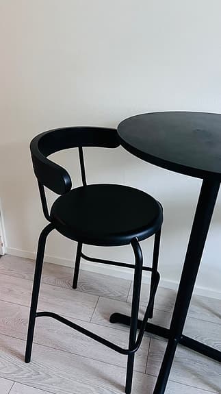 Barbord och två stolar